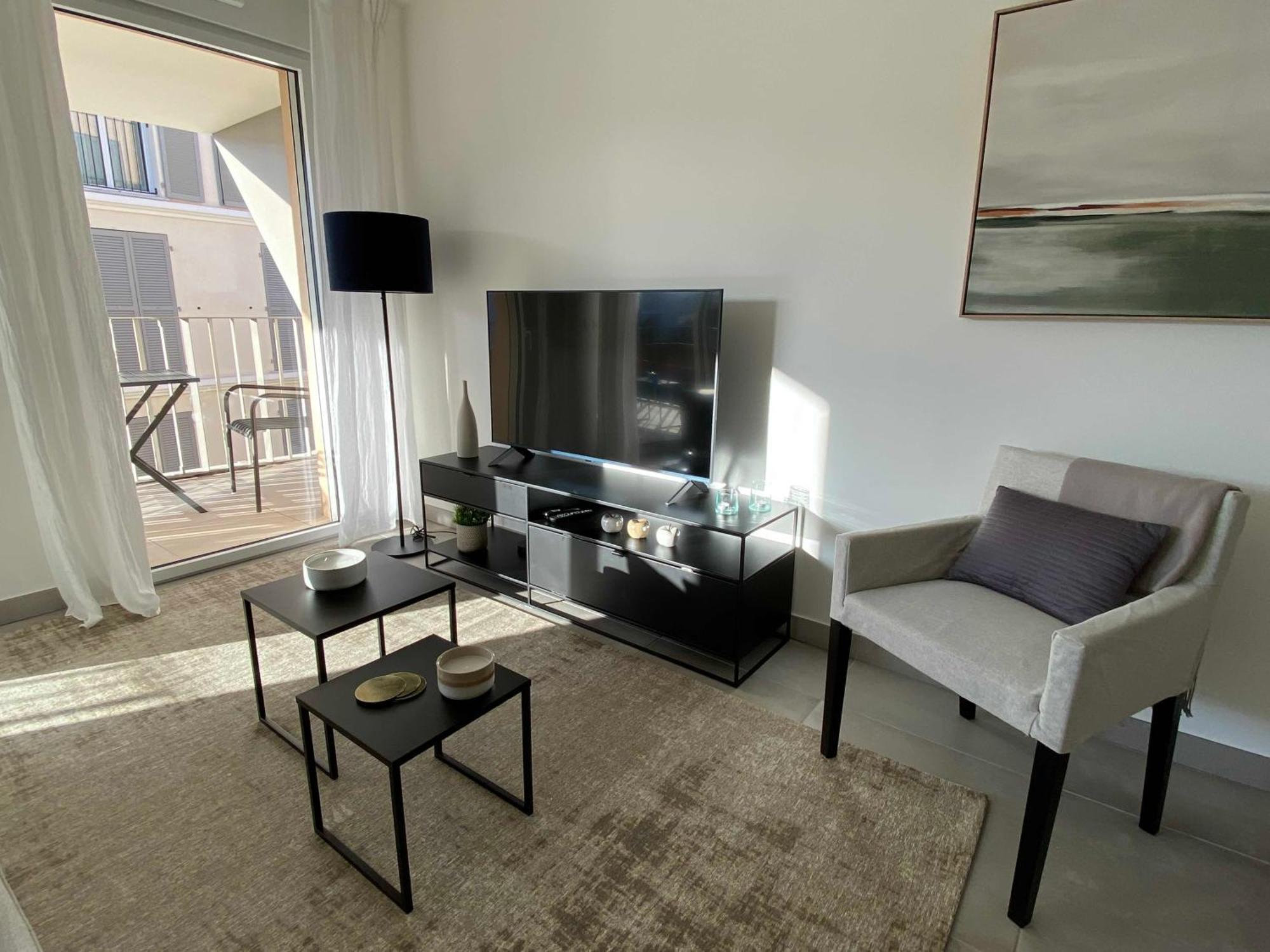 Fabulous Two-bedroom With Parking Apartment *