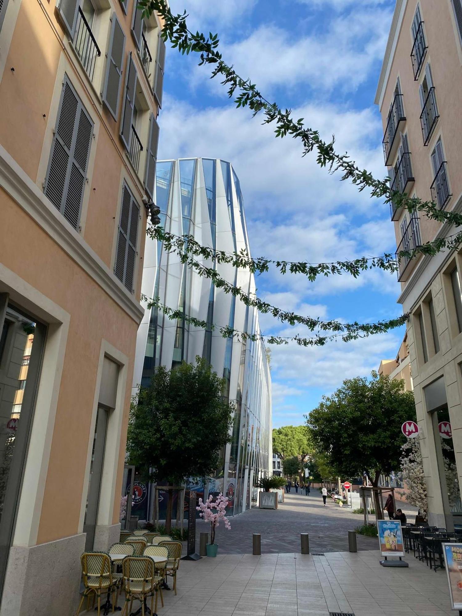 Fabulous Two-bedroom With Parking Apartment *