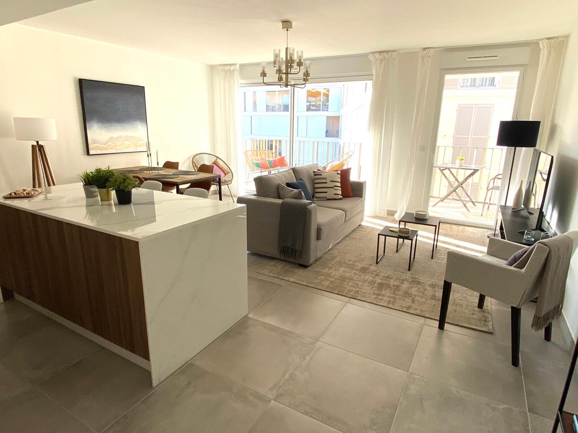 Fabulous Two-bedroom With Parking Apartment *