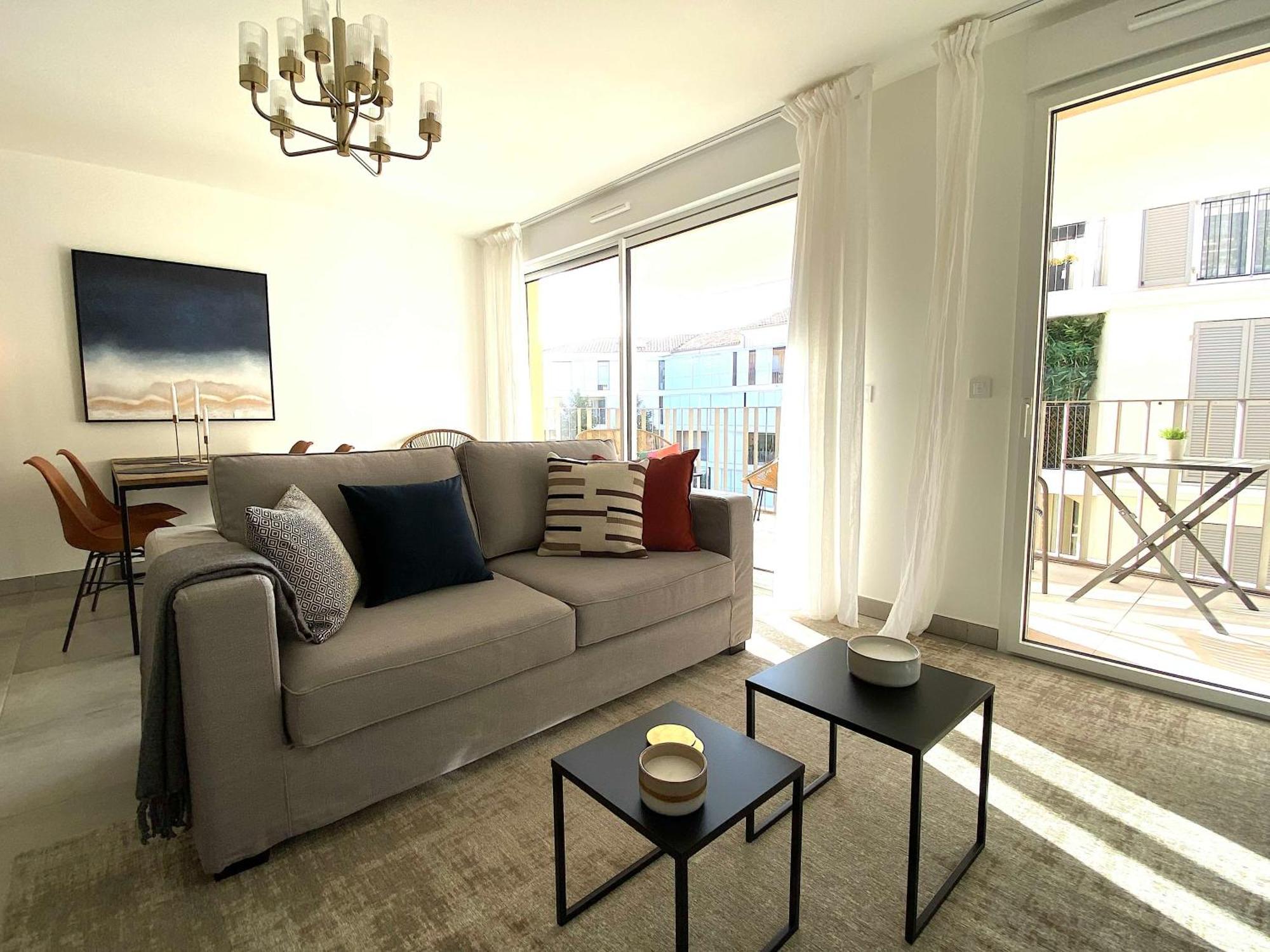 Fabulous Two-bedroom With Parking Apartment *